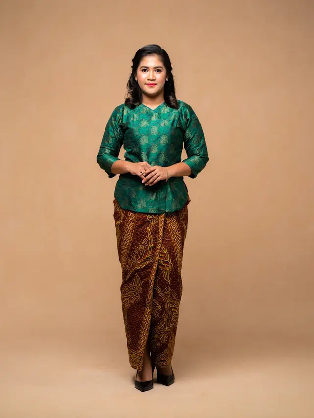 Rok Batik Lilit Kombinasi Brokat Cocok untuk Bridesmaid Adat Modern