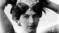 Mata Hari yang bernama asli Marguerite Gertrude Zelle pernah tinggal di Hindia Belanda -- yang kelak bernama Indonesia. 