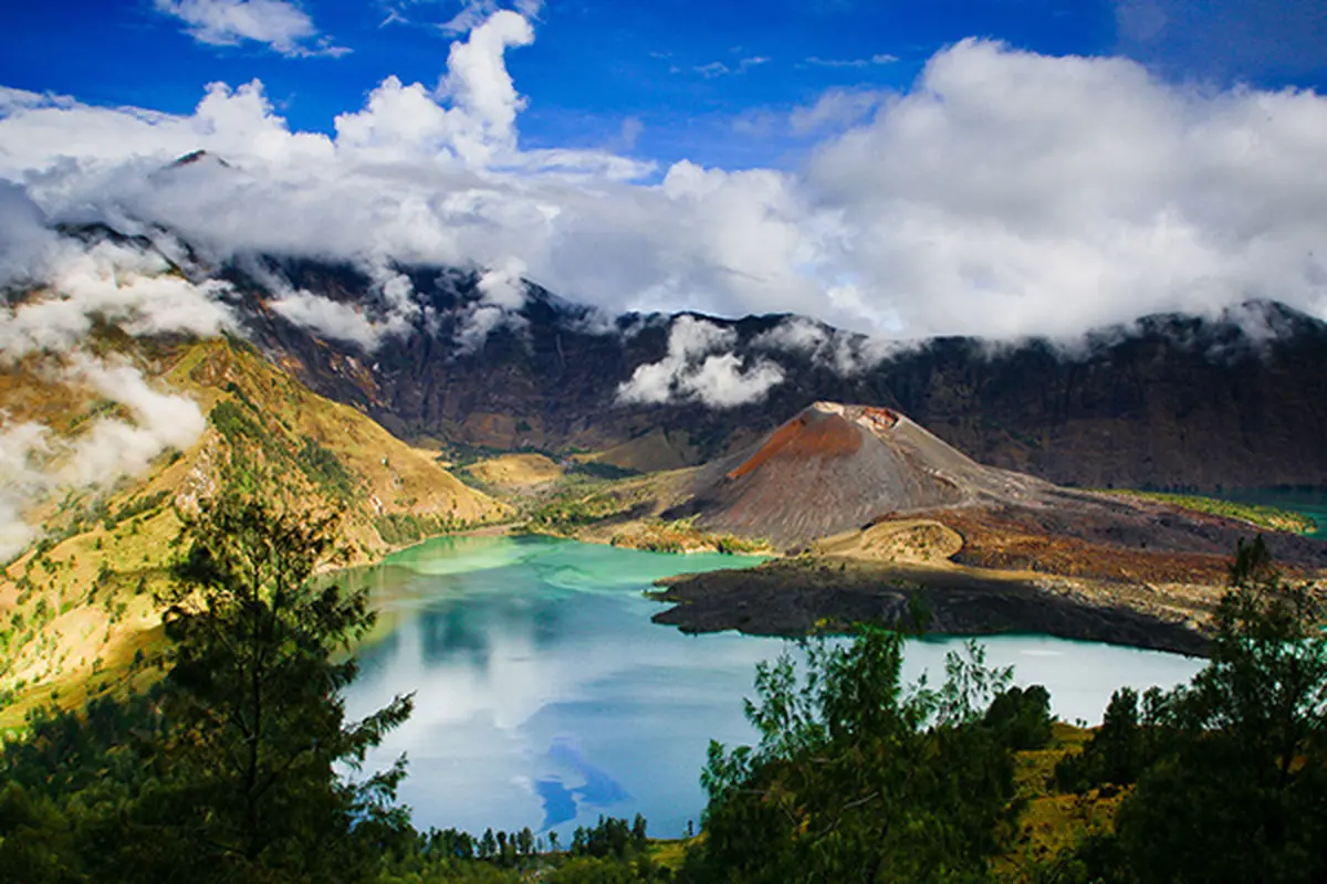5 Gunung Indonesia yang Wajib Ditaklukkan