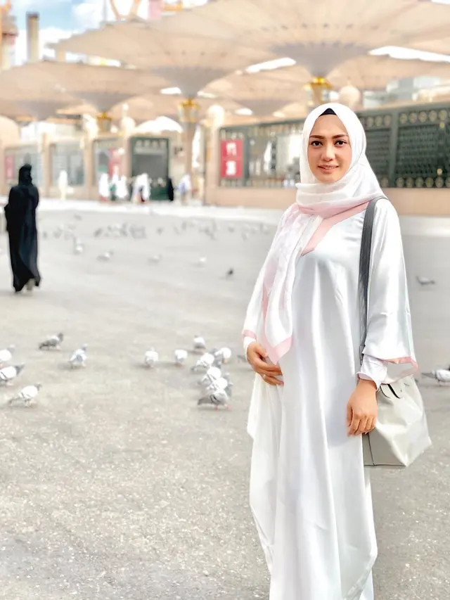 7 Gaya Yulita MasterChef saat Umrah Bareng Suami