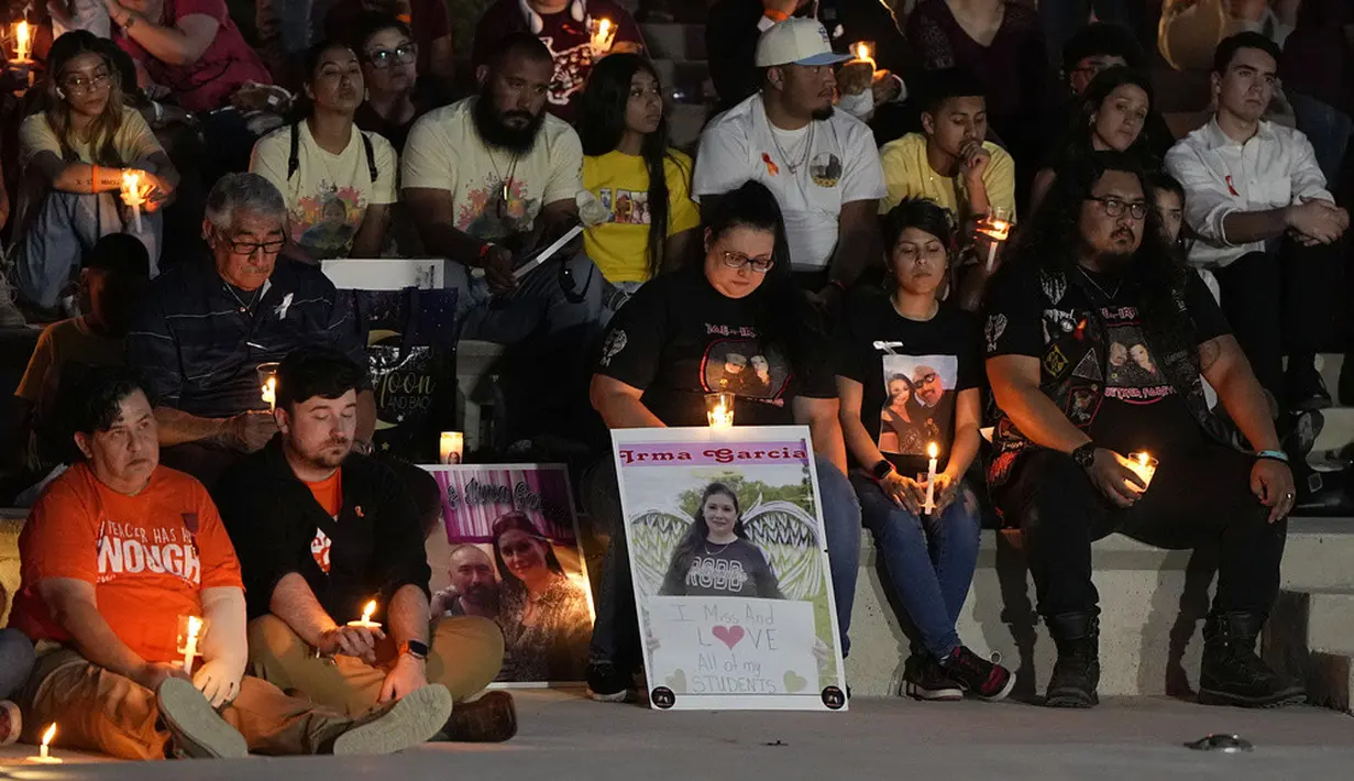 <p>Alunan musik juga mengiringi upacara peringatan ini. Mereka yang terkena dampak langsung penembakan Robb Elementary School juga menghadiri peringatan ini. (AP Photo/Eric Gay)</p>