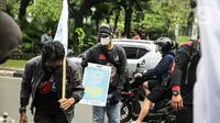 Sejumlah buruh saat melakukan aksi di depan Balai Kota DKI Jakarta, Selasa (26/10/2021). Pada aksi tersebut massa buruh menuntut kenaikan UMP 2022 sebesar 10 persen, berlakukan UMSK 2021 dan mencabut UU Omnibus Law. (Liputan6.com/Faizal Fanani)