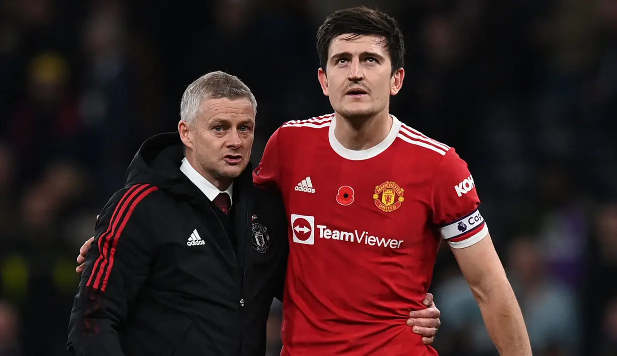 Harry Maguire (kanan) mampu memegang komando lini belakang dengan sangat baik walaupun sempat kesulitan di babak pertama. Hal tersebut membuat sang kapten layak diberikan nilai 7 dalam laga tersebut. (AFP/Glyn Kirk)