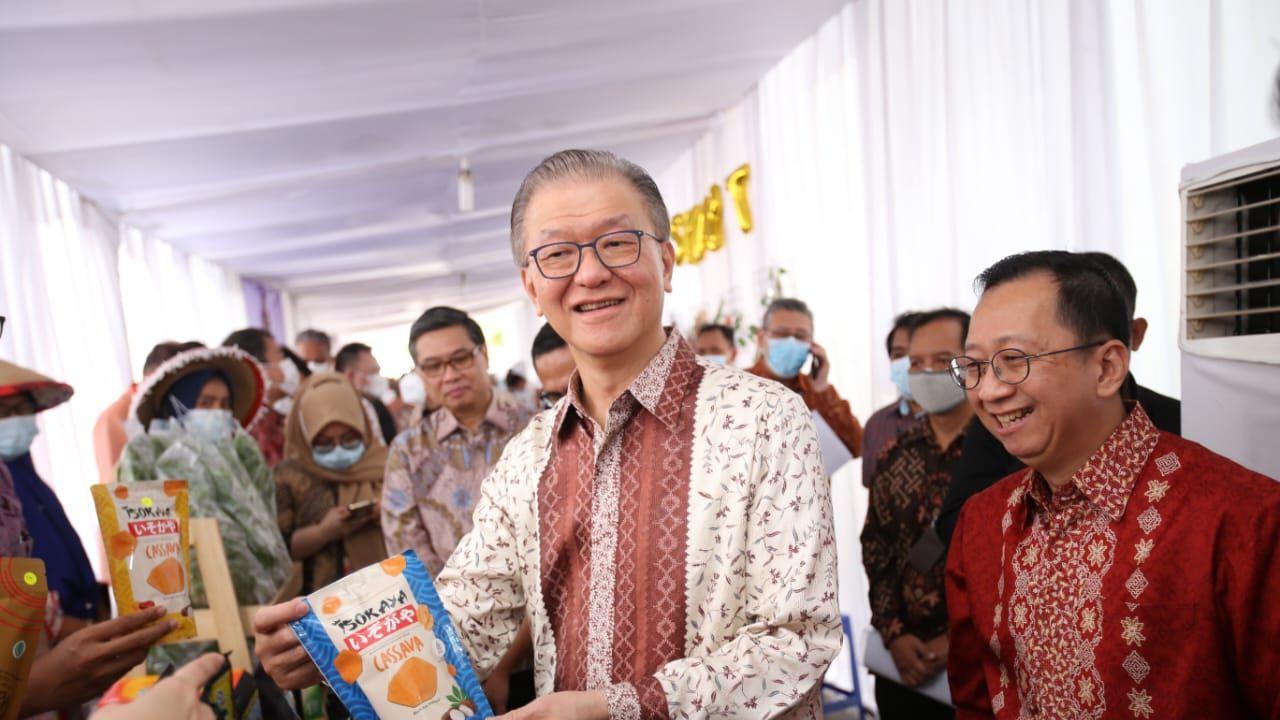 Board Member Sinar Mas, Frank Oesman Widjaja mengunjungi UMKM Binaan Pilar Usaha pada kegiatan Tjipta UMKM Fair, dukung UMKM naik kelas. (Dok Sinar Mas)