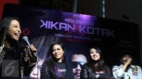 Vokalis Kotak, Tantri bersama Kikan X Kotak saat peluncuran single kolaborasi Kikan X Kotak di kawasan SCBD, Jakarta, Senin (14/3/2016). Single perdana tersebut bertajuk Long Live Rock N Roll. (Liputan6.com/Herman Zakharia)