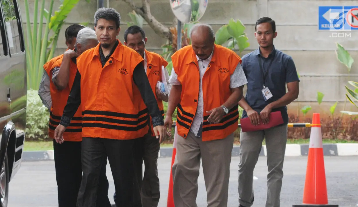 Tersangka Anggota DPRD Kota Malang tiba di Gedung KPK, Jakarta, Senin (29/10). Sebanyak 14 tersangka Anggota DPRD Kota Malang akan menjalani pemeriksaan bersama oleh penyidik KPK. (Merdeka.com/Dwi Narwoko)