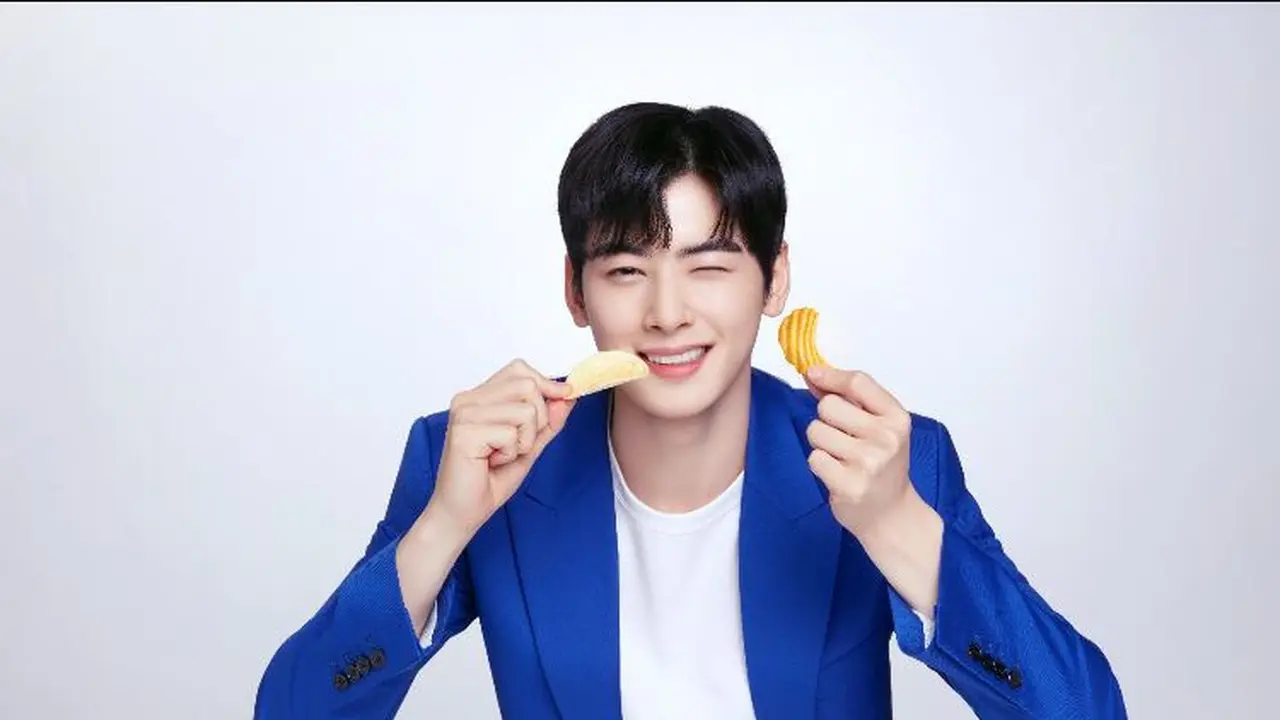 Cha Eun Woo baru-baru telah dinobatkan jadi brand ambassador salah satu snack favoritnya