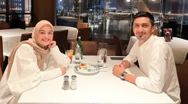 Pada 3 Agustus 2022, Vebby Palwinta genap berusia 26 tahun. Nikmati usia baru bareng suami tercinta, Vebby Palwinta dan Razi Bawazier dinner romantis bersama. Pasangan yang menikah pada April 2020 ini tampil kompak ketika mengenakan baju warna putih senada. Aura kebahagiaan pun terpancar jelas di wajah Vebby karena dapat kejutan dari sang suami. (Liputan6.com/IG/@vebbypalwinta)