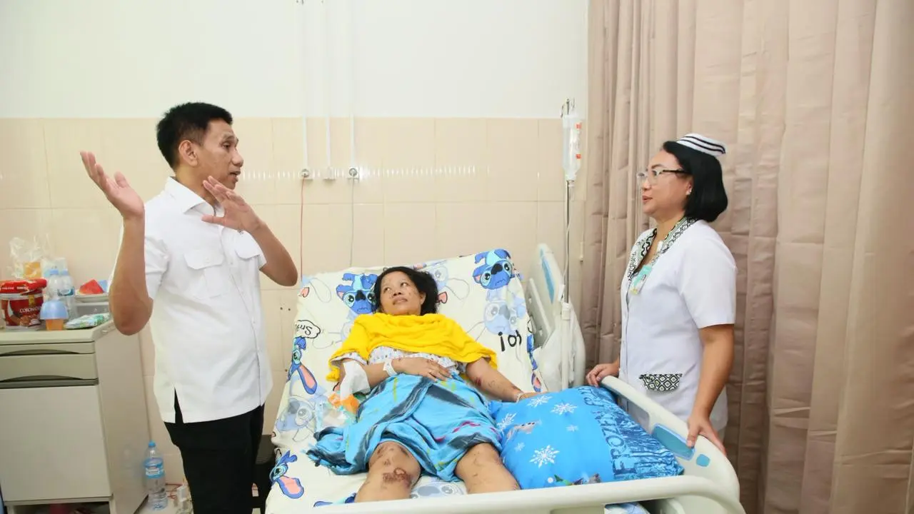 Wamendagri Akhmad Wiyagus jenguk korban banjir di Sitaro Sulut