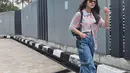 Mahalini Raharja tampil stylish dengan kemeja longgar berwarna terang. Ia padukan dengan celana cargo jeans, shoulder bag hitam, dan sneakers putih. [@mahaliniraharja]