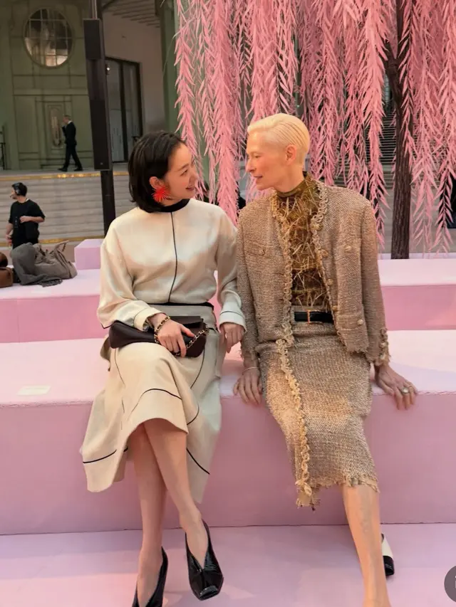 Kim Go Eun bersama Tilda Swinton. [@ggonekim]