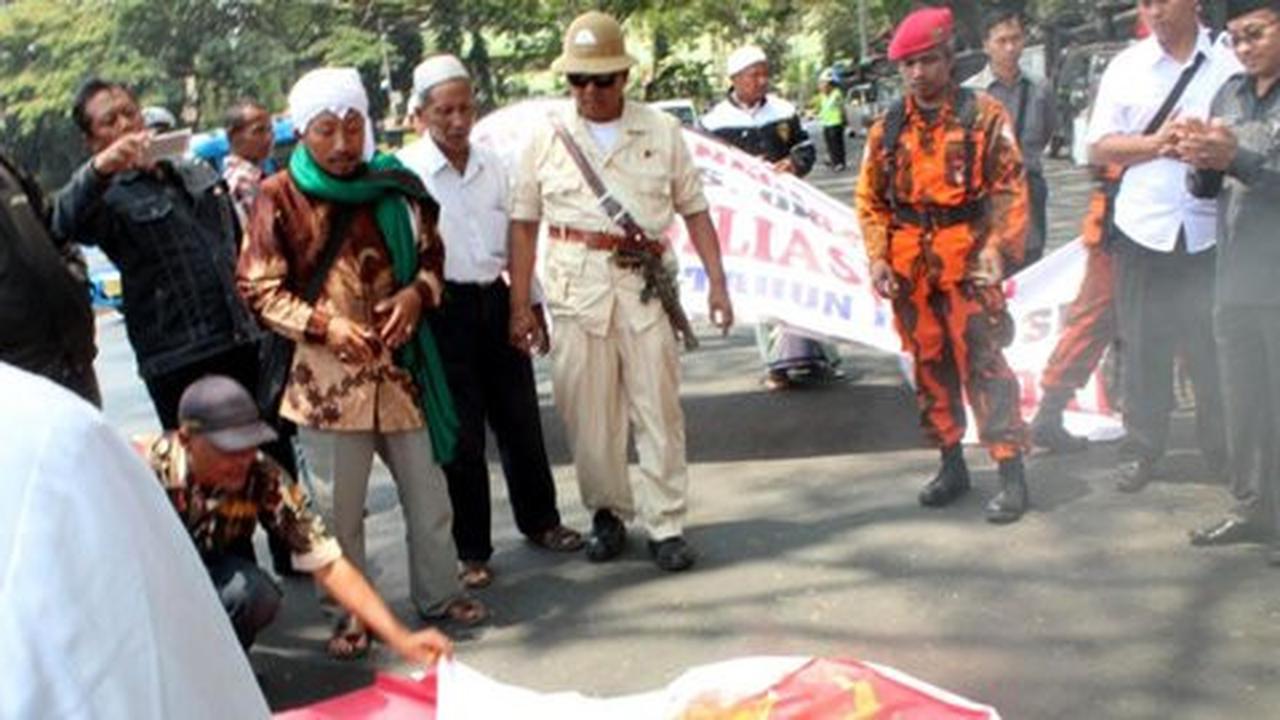 Datangi Kantor Media, massa bakar dan injak-injak atribut palu arit