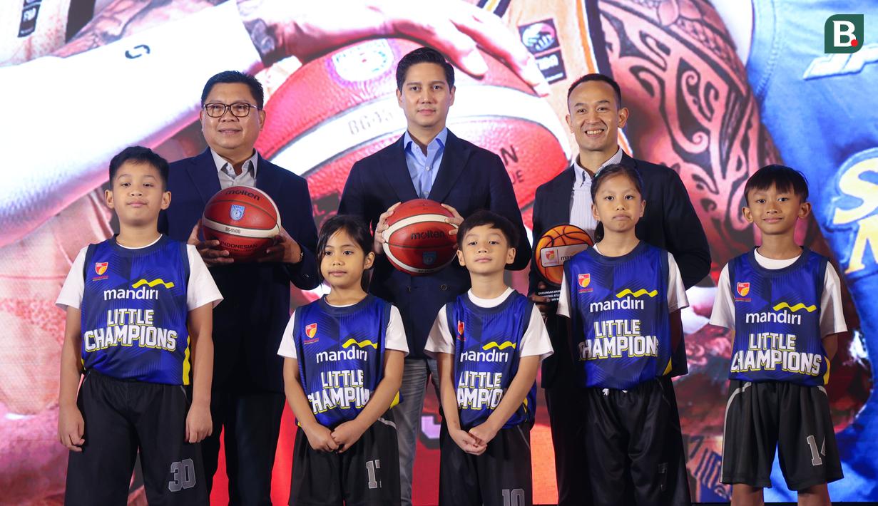 Direktur Utama (Dirut) Bank Mandiri, Darmawan Junaidi, Bersama Dirut IBL, Junas Miradiarsyah, dan Ketua Perbasi, Budisatrio Djiwandono, saat peresmian kerja sama antara Bank Mandiri dengan IBL di Plaza Mandiri, Jakarta, Selasa (1/7/2025). (Bola.com/Abdul Aziz)