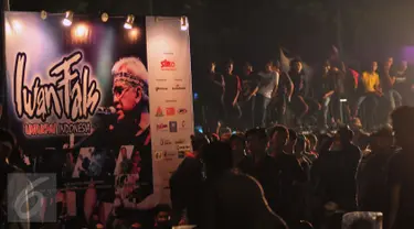 Suasana saat konser Iwan Fals berlangsung di luar Istora Senayan, Jakarta, Sabtu (21/11/2015). Keadaan penonton terlihat kondusif dan aman. Para Oi bernyanyi bersama dan mengibarkan bendera Oi saat acara berlangsung. (Liputan6.com/Faisal R Syam)