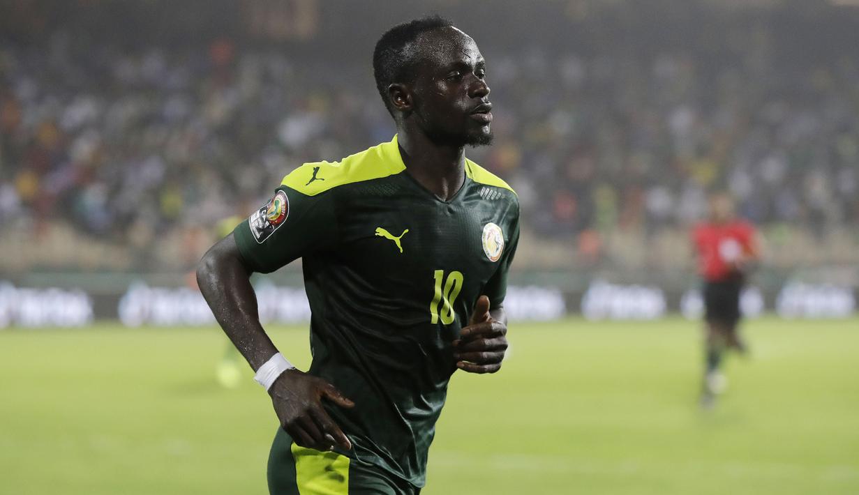Di penghujung babak kedua, Sadio Mane berhasil mengunci kemenangan Senegal. Melalui skema serangan balik, Sadio Mane dengan tenang menyelesaikan umpan dengan sepakan cungkil ke gawang Ouedraogo. Alhasil, Senegal menang 3-1 atas Burkina Faso. (AP/Sunday Alamba)