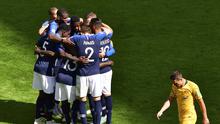 Para pemain Timnas Prancis merayakan gol yang dicetak Antoine Griezmann ketika melawan Australia pada partai pertama Grup C Piala Dunia di Stadion Kazan' Arena, Sabtu (16/6/2018).
