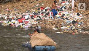 Sepanjang kali Ciliwung, sebagian warga memulung sampah botol plastik agar muda untuk mengambilnya. (merdeka.com/Imam Buhori)