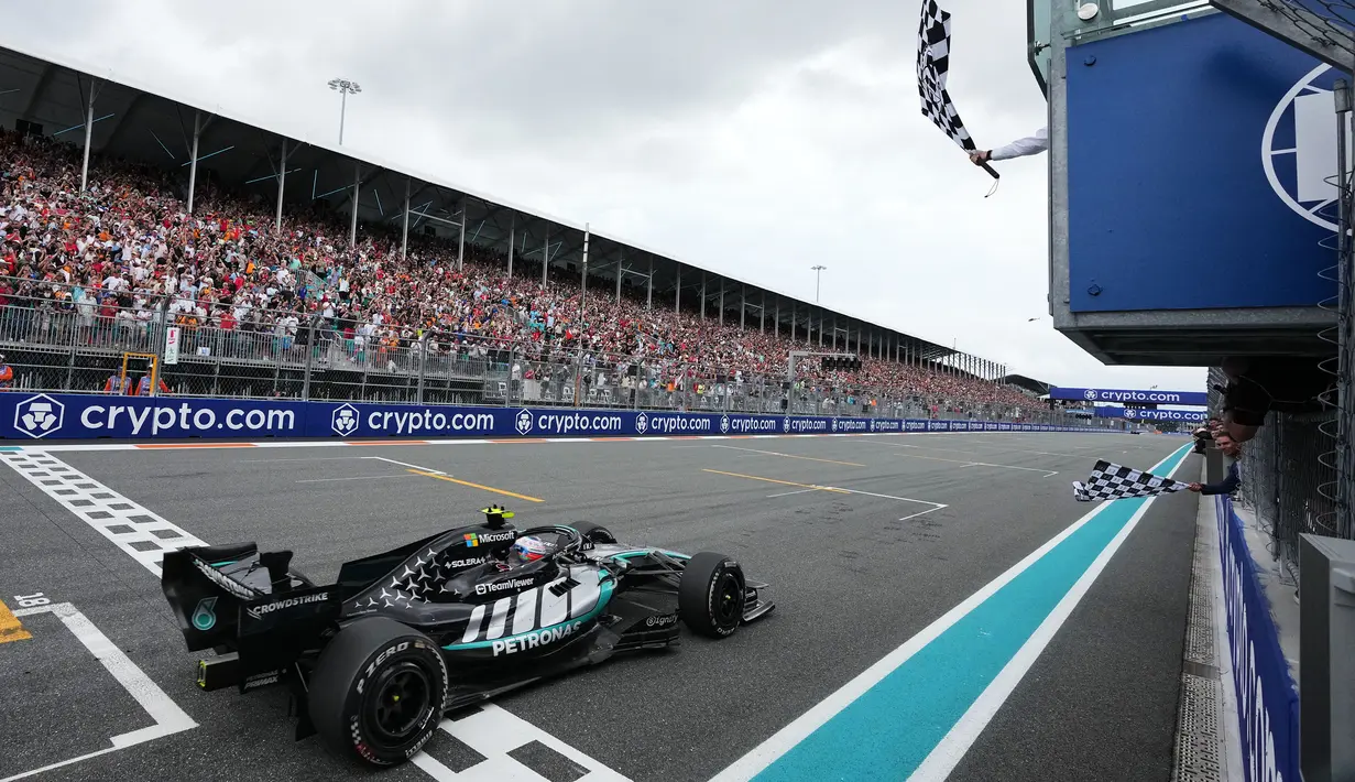 Kimi Antonelli menginjakkan garis finis setelah melalui 57 lap dengan catatan waktu 1 jam 33 menit 19,27 detik. (AP Photo/Pool/Rebecca Blackwell)