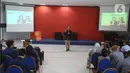 Sebelumnya, Ketua Trisakti Multimedia (TMM), Budi Suyanto, S.Sn., M.Si., menyampaikan apresiasi dan rasa terima kasih kepada seluruh narasumber serta peserta yang telah hadir dan berpartisipasi dalam kegiatan ini. Tampak dalam foto, etua Trisakti Multimedia (TMM), Budi Suyanto, S.Sn., M.Si., memberi sambutan sebelum paparan materi dengan tema “The Power of Visual Storytelling in Digital Journalism,” dalam program Liputan6 Connect di Aula Lantai 3 Kampus Trisakti School of Multimedia, Jakarta Timur, pada Kamis 2 April 2026. (Liputan6.com/Helmi Fithriansyah)
