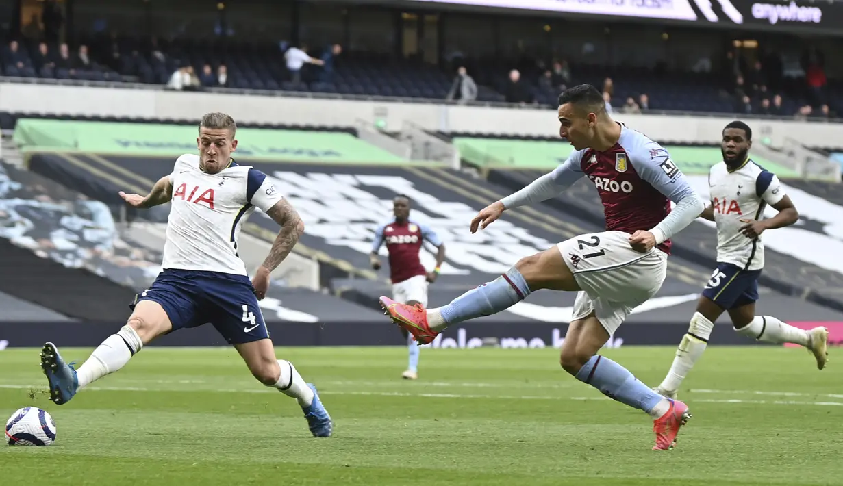 Bek Tottenham Hotspur, Toby Alderweireld (kiri) berusaha memotong umpan dari Aston Villa, Anwar El Ghazi dalam laga lanjutan Liga Inggris 2020/2021 pekan ke-37 di Tottenham Hotspur Stadium, Rabu (19/5/2021). Tottenham kalah 1-2 dari Aston Villa . (AP/Daniel Leal-Olivas/Pool)