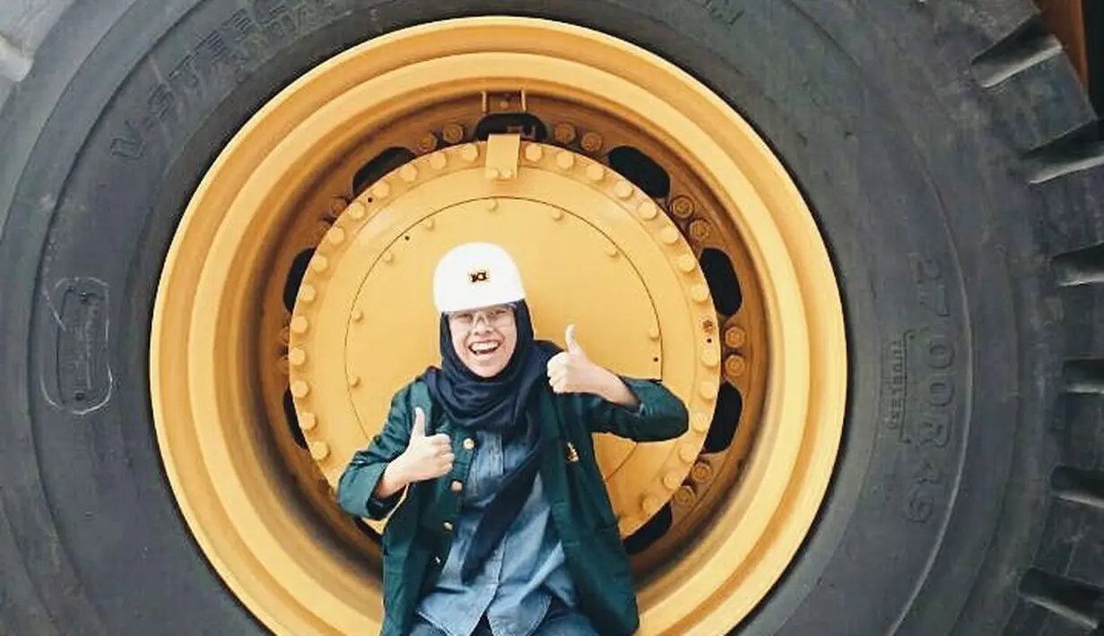 <p>Ia berhasil menyelesaikan kuliahnya di S-2 di Massachusetts Institute of Technology (MIT) di tahun 2021. (Foto: Instagram/ @arsvitaa).</p>