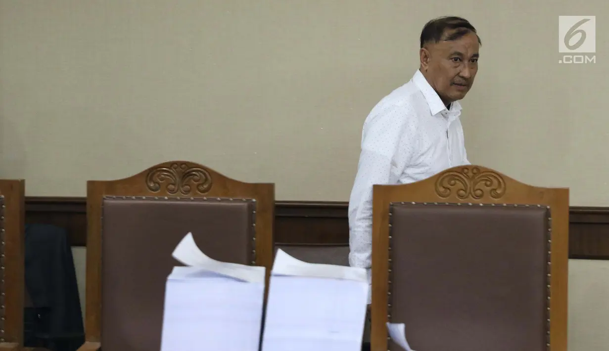 Terdakwa dugaan korupsi E-KTP, Markus Nari saat jeda mengikuti sidang lanjutan di Pengadilan Tipikor, Jakarta, Rabu (11/9/2019). Sidang beragendakan mendengar keterangan saksi-saksi. (Liputan6.com/Helmi Fithriansyah)