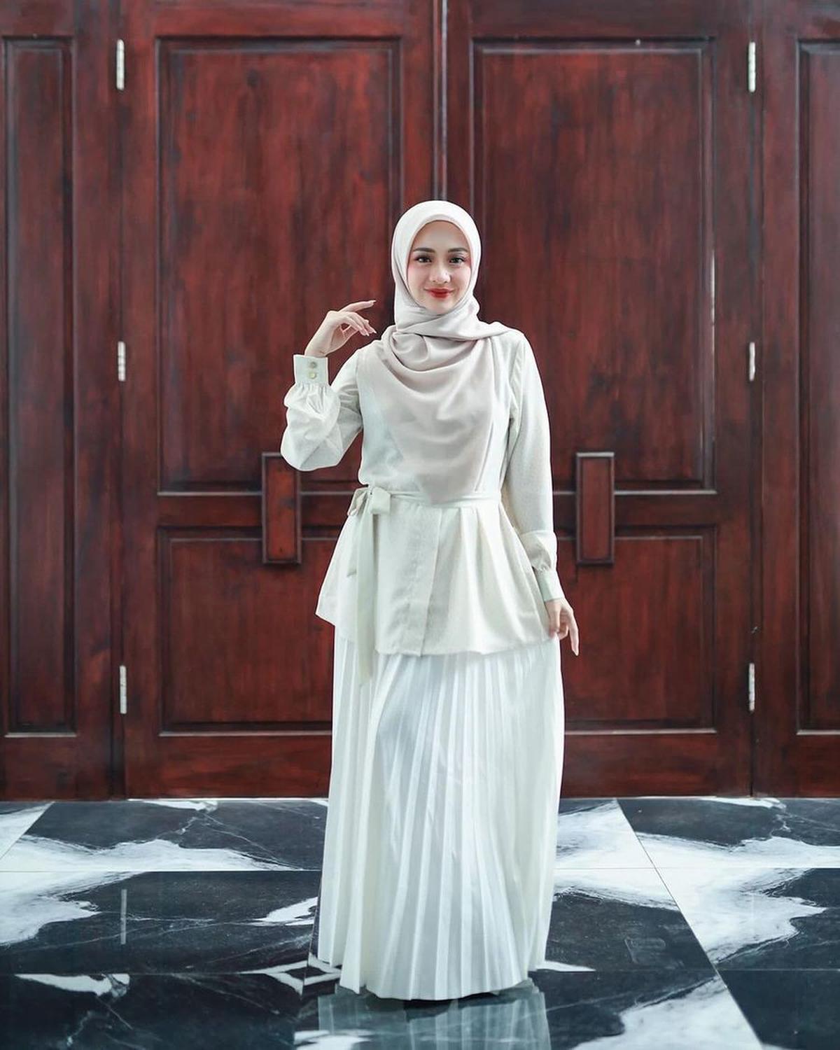 Saat ini Ega berusia 25 tahun dan telah memiliki dua anak perempuan.&nbsp;
