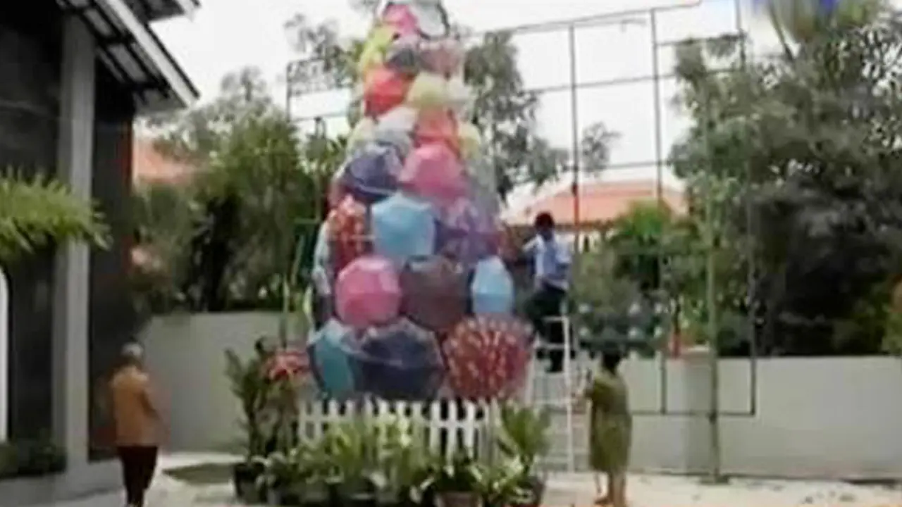  Pohon Natal Ini Terbuat dari Puluhan Payung
