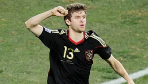 Terdapat empat pemain yang mencetak lima gol di Piala Dunia 2010 Afrika Selatan diantaranya Thomas Muller (Jerman), Diego Forlan (Uruguay), Wesley Sneijder (Belanda) dan David Villa (Spanyol). Namun Muller diputuskan sebagai pemain yang meraih penghargaan Golden Boot karena ia juga mengumpulkan tiga assists, lebih banyak dibandingkan ketiga pemain lainnya yang masing-masing hanya menorehkan satu. (AFP/Carl De Souza)