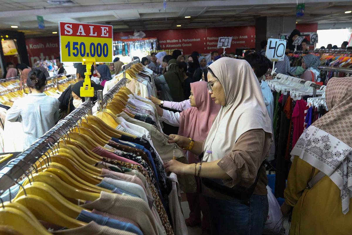 FOTO:   Hampir Sepekan Jelang Lebaran, Warga Memadati Pasar Tanah Abang