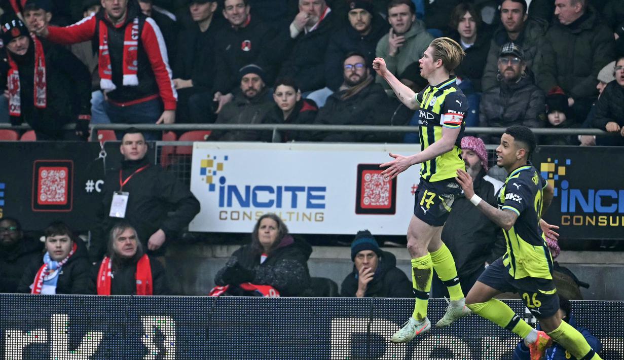 Manchester City susah payah mengandaskan Leyton Orient dengan skor tipis 2-1 dalam laga putaran keempat FA Cup 2024/2025 yang dihelat di Brisbane Road, London, Sabtu (8/2/2025) malam WIB. Man City sempat tertinggal lebih dulu akibat gol bunuh diri Stefan Ortega Moreno di babak pertama. City bangkit di babak kedua dan berbalik menang lewat gol Abdukodir Khusanov dan Kevin De Bruyne. (AFP/Justin Tallis)