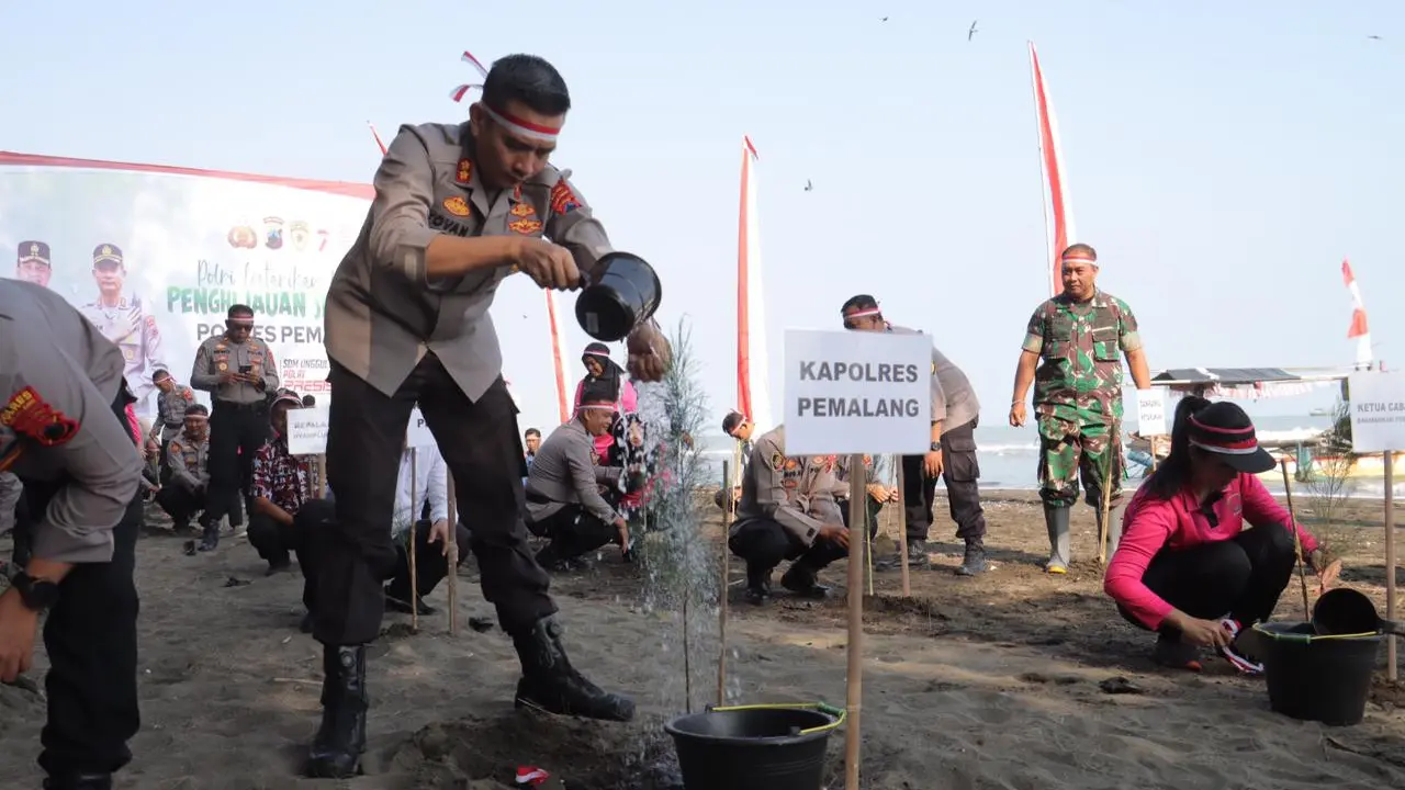 Penanaman 2.000 bibit pohon berbagai jenis di Pemalang, Jawa Tengah demi pelestarian alam. (Foto: Liputan6.com/Polres Pemalang)