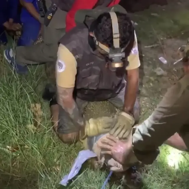 7 Potret Aksi Matt Wright Lakukan Simulasi Penyelamatan Buaya Berkalung Ban