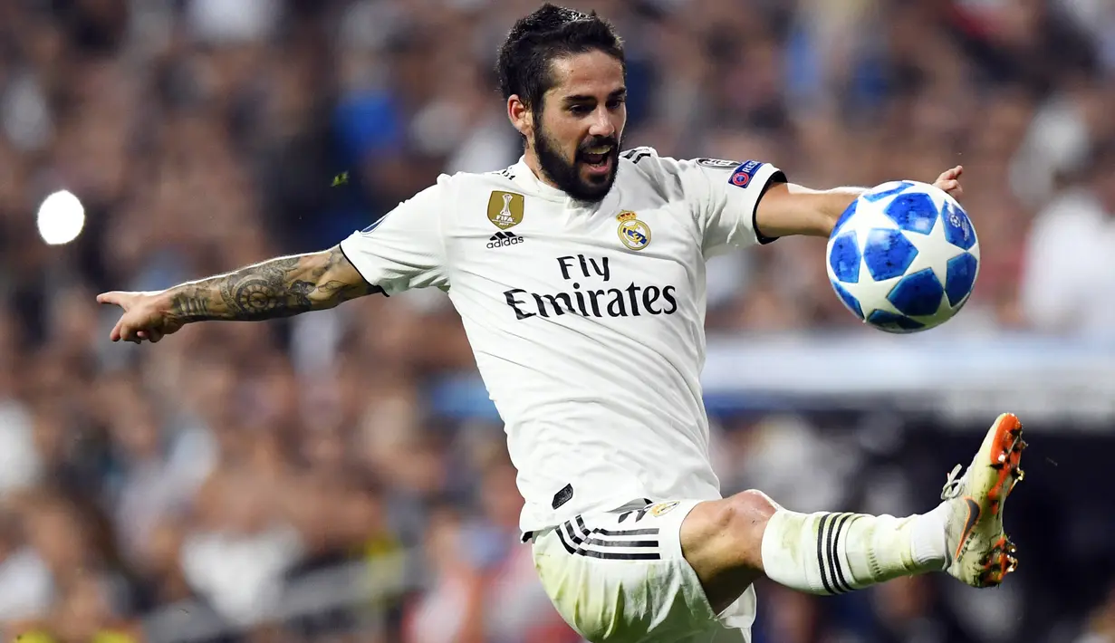 Isco. Gelandang serang Spanyol berusia 30 tahun yang baru saja meninggalkan Real Madrid dan hijrah ke Sevilla ini telah lama menjadi incaran Manchester City. The Citizens bahkan telah meminatinya sejak ia masih membela Malaga pada 2011/2012 hingga 2012/2013. Ketika akhirnya ia berlabuh ke Real Madrid sejak 2013/2014 hingga akhir musim 2021/2022 ia selalu dikaitkan dengan Manchester Biru di tiap bursa transfer musim panas. Namun transfer sang pemain tak pernah terwujud hingga kini. (AFP/Gabriel Bouys)