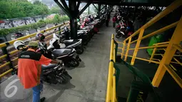 Juru parkir menata kendaraan roda dua di Taman Parkir Abu Bakar Ali, Yogyakarta, Rabu (6/4).Taman parkir pengganti Malioboro kini menjadi kantong parkir utama bagi pengunjung yang ingin ke Malioboro. (Liputan6.com/Boy Harjanto)