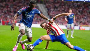 Winger Arsenal, Bukayo Saka, berduel dengan pemain Atletico Madrid, Matteo Ruggeri, pada pertandingan leg pertama semifinal Liga Champions di Riyadh Air Metropolitano, Kamis (30/04/2026) dini hari WIB. Dalam duel tersebut, kedua tim harus puas bermain imbang 1-1. (AP Photo/Jose Breton)