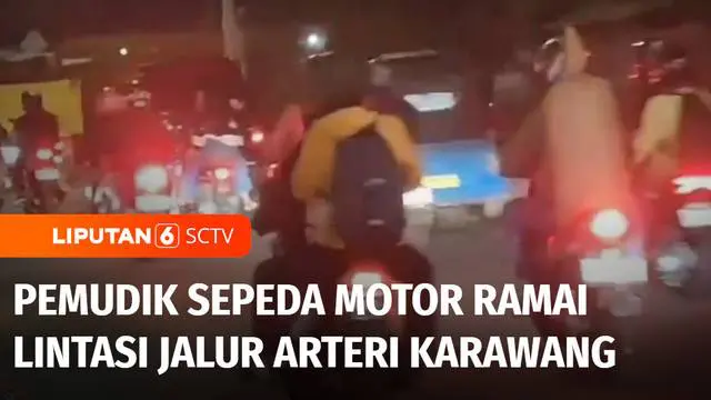 Pemudik sepeda motor mulai ramai melintasi jalur arteri Karawang, Jawa Barat, pada Sabtu malam. Para pemudik ini kembali ke wilayah Jabodetabek setelah pulang kampung.