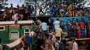 Ratusan warga muslim Bangladesh menaiki atap kereta dalam rangka mudik libur Idul Adha 1438 H di Dhaka, Bangladesh (1/9). Umat Muslim dari seluruh dunia sedang merayakan Idul Adha 1438 H. (A.M. Ahad)