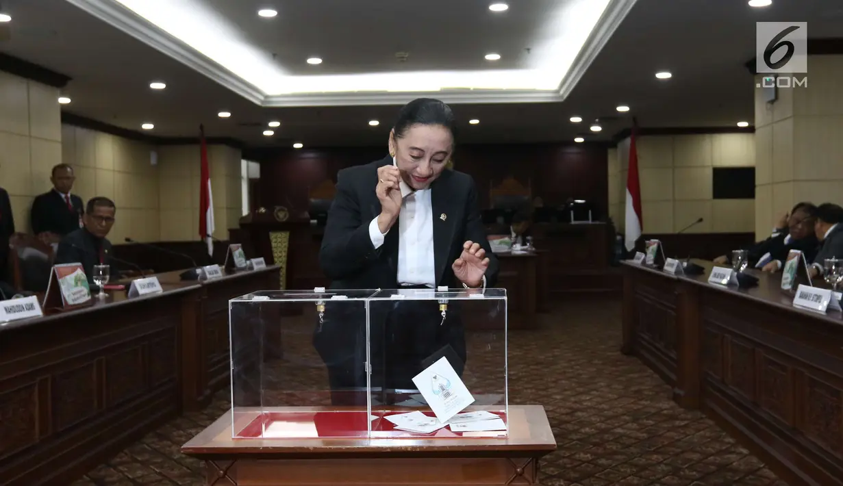Hakim Konstitusi menunjukkan surat suara saat pemilihan Ketua Mahkamah Konstitusi (MK) di Jakarta, Senin (2/3). Anwar Usman terpilih sebagai Ketua MK periode 2018-2020. (Liputan6.com/Angga Yuniar)