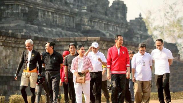 Presiden Jokowi bersama sejumlah pejabat menyambangi kawasan Candi Borobudur, Magelang, Jawa Tengah. (Istimewa)