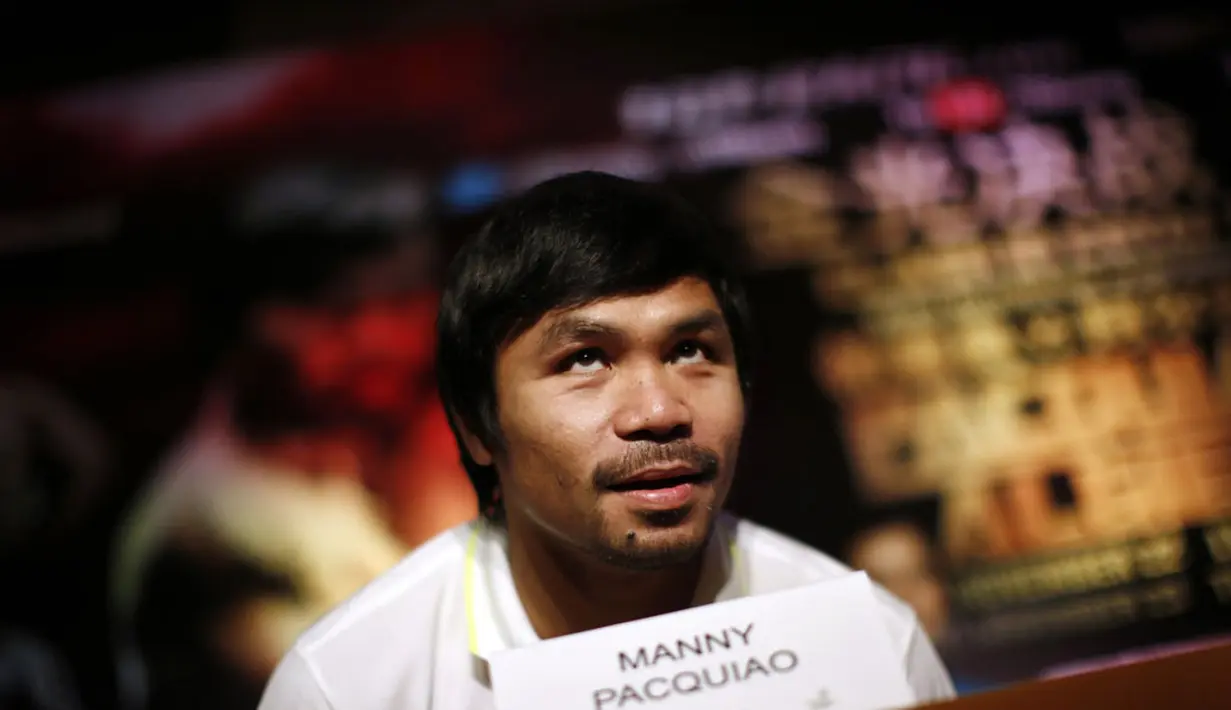 Petinju Filipina, Manny Pacquiao, bersiap memberikan pernyataan di hadapan sejumlah wartawan jelang laga melawan Chris Algieri di Shanghai, Tiongkok, (26/8/2014). (REUTERS/Carlos Barria)