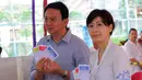 Basuki Tjahaja Purnama (Ahok) bersama Veronica Tan ketika Pemilihan Umum Legislatif, 9 April 2014 silam. Ahok melayangkan gugatan cerap kepada Veronica saat dirinya hampir 8 bulan mendekam di Mako Brimob Kelapa Dua, Depok. (Liputan6.com/Herman Zakharia)