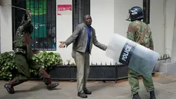 Pengunjuk rasa berusaha berdiskusi dengan polisi saat bentrokan di Nairobi, Kenya (16/5). Demonstran menuntut pembubaran otoritas pemilu karena adanya dugaan korupsi. (REUTERS/Goran (REUTERS/Goran Tomasevic)