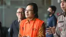 Mantan Sekretaris Jenderal (Sekjen) MPR RI Ma'ruf Cahyono dengan mengenakan rompi oranye berjalan menuju mobil tahanan  usai menjalani pemeriksaan di Gedung Merah Putih KPK, Jakarta, Kamis (09/07/2026).