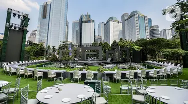 Suasana lokasi untuk Gala Dinner KTT ke-43 ASEAN di Hutan Kota by Plataran, Senayan, Jakarta, Selasa (5/9/2023). Hutan Kota by Plataran akan menjadi lokasi jamuan makan malam para kepala negara, delegasi, dan undangan KTT ASEAN 2023 pada Rabu (6/9) malam. (Liputan6.com/Faizal Fanani)