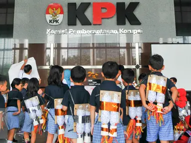 Komisi Pemberantasan Korupsi (KPK) adakan Playday Anti Korupsi yang diikuti anak-anak PAUD/TK di Gedung KPK baru, Jakarta, (19/5). Bertema 'Tamasya ke Bulan' kegiatan ini bertujuan untuk membangun karakter anak yang baik. (Liputan6.com/Yoppy Renato)