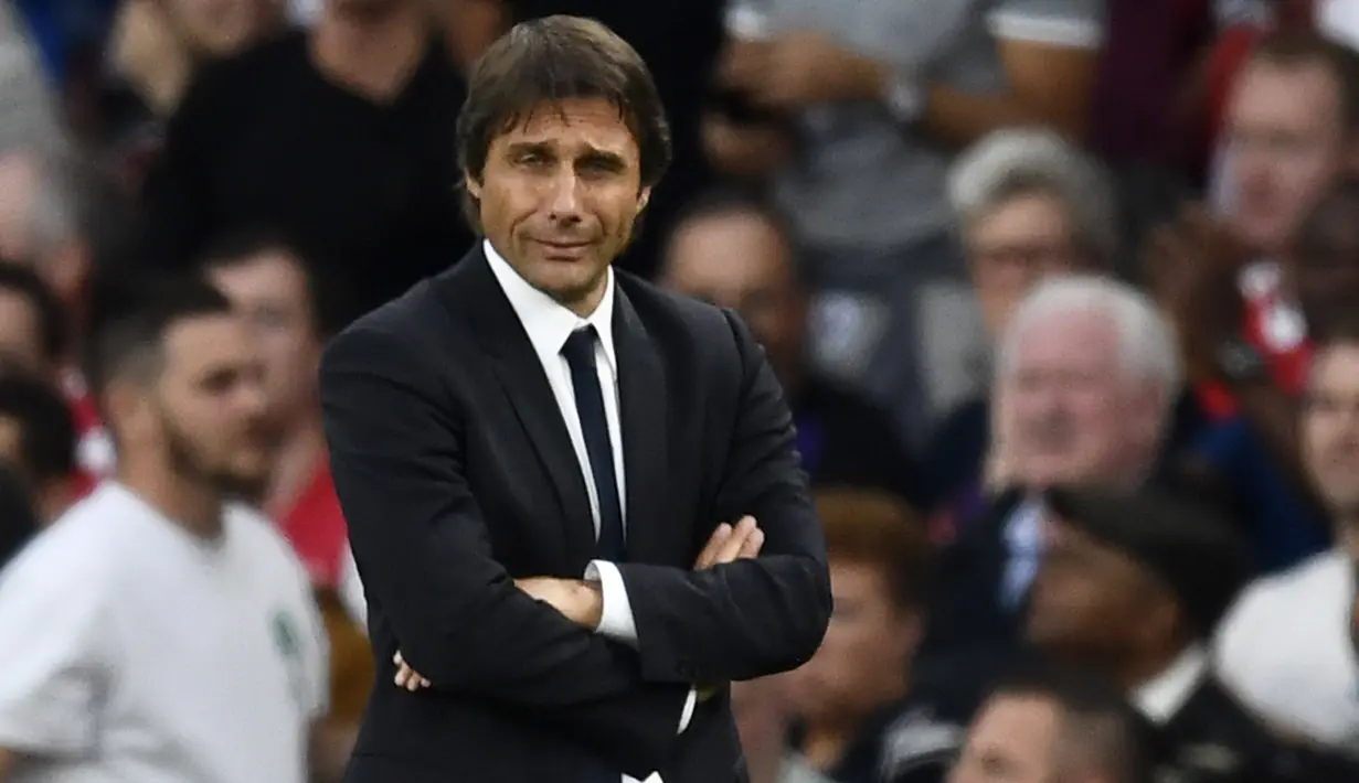 Wajah murung Pelatih Chelsea, Antonio Conte saat timnya melawan Arsenal pada lanjutan Premier League di Emirates Stadium, Minggu (25/9/2016) dini hari WIB. (Reuters/Dylan Martinez)