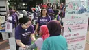 Dokter yang tergabung dalam Ikatan Ahli Patologi Indonesia (IAPI) memeriksa tensi warga saat Hari Bebas Kendaraan Bermotor (HBKB) atau car free day di kawasan Bundaran HI, Jakarta, Minggu (18/11). (Merdeka.com/Iqbal S. Nugroho)