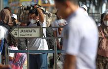 FOTO: Pemudik Mulai Padati Stasiun Pasar Senen Jelang Puncak Arus Mudik