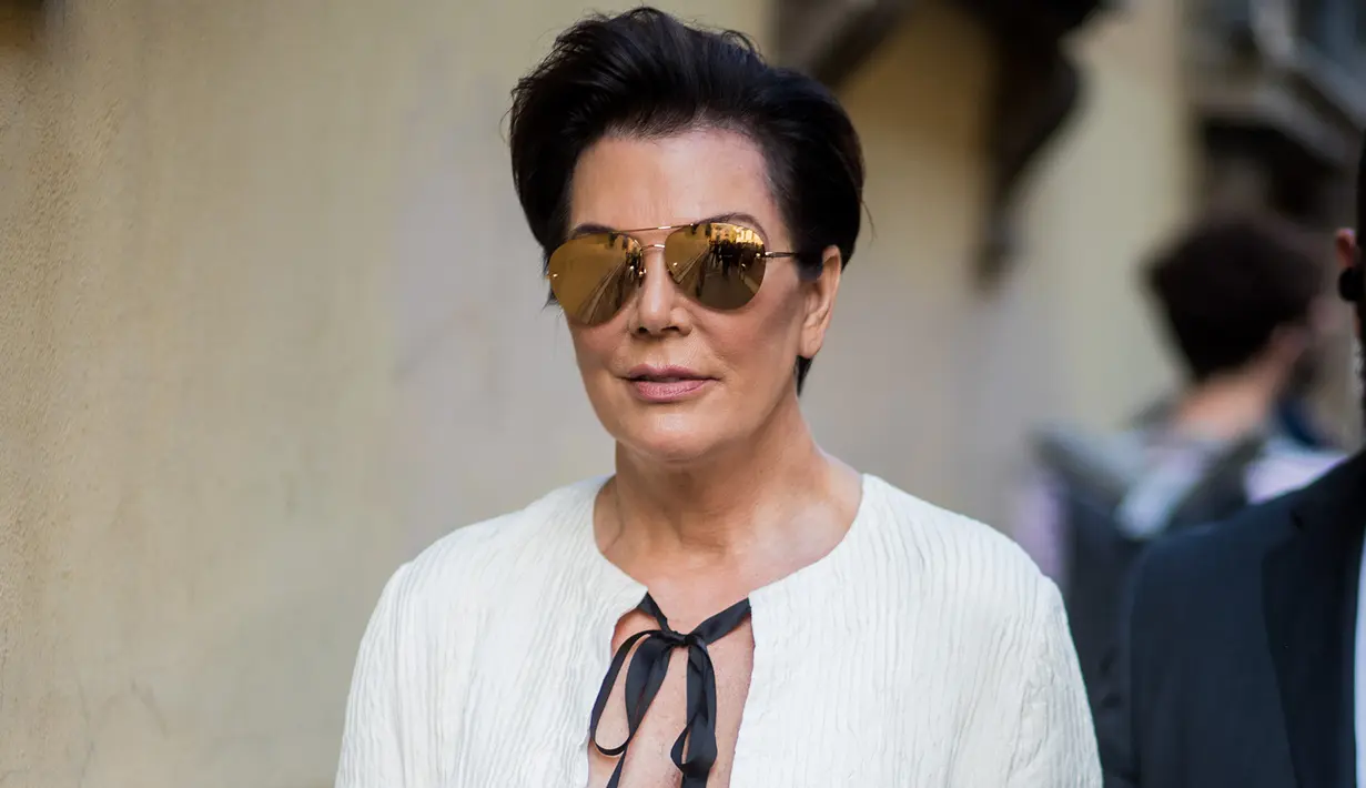 Tak mudah untuk Kris, ia pun menahan tangis ketika menceritakan keadaan Khloe usai diselingkuhi Tristan. (StyleCaster)